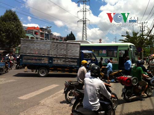 Xe tải đâm ngang hông xe buýt, hành khách hoảng loạn